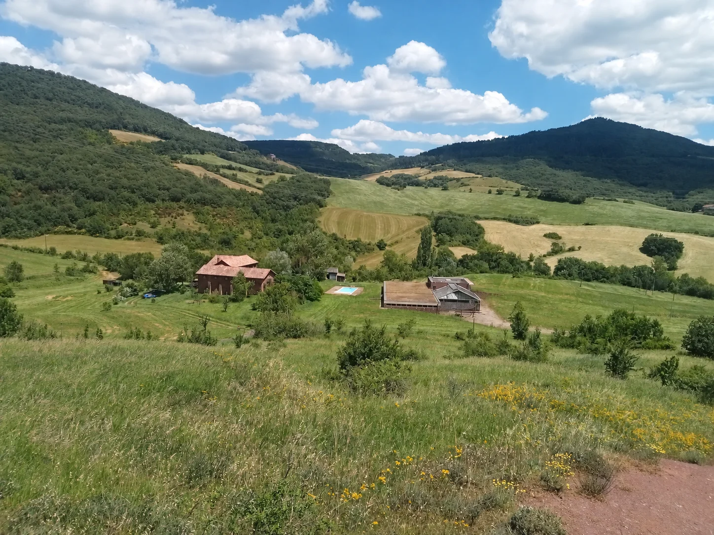 Vue d’ensemble de Casa Europea et des prairies