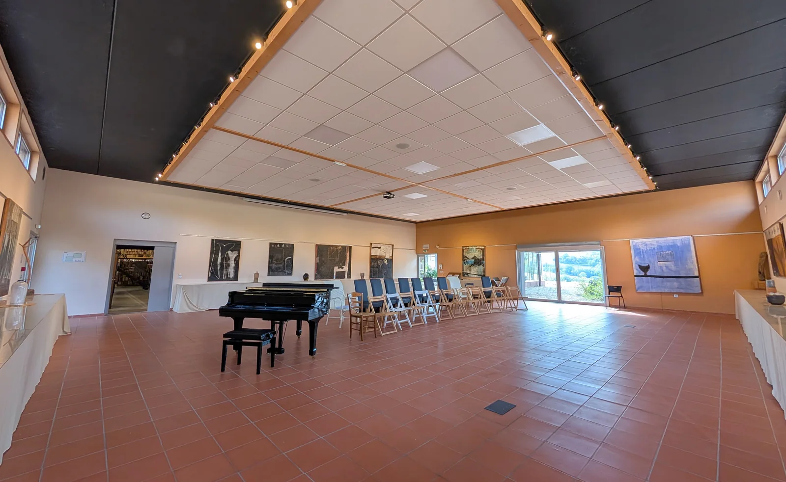 La salle de 176 m² du centre culturel, avec un sol dégagé pour le mouvement et les activités de groupe.