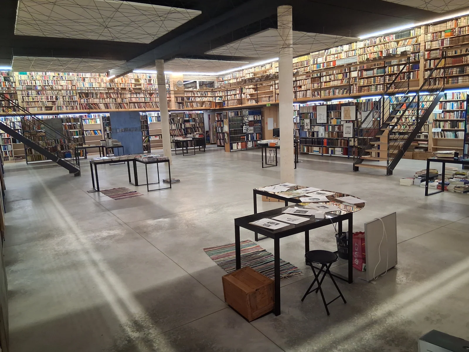 Großer Saal und Bibliothek mit Galerie im modernen Komplex