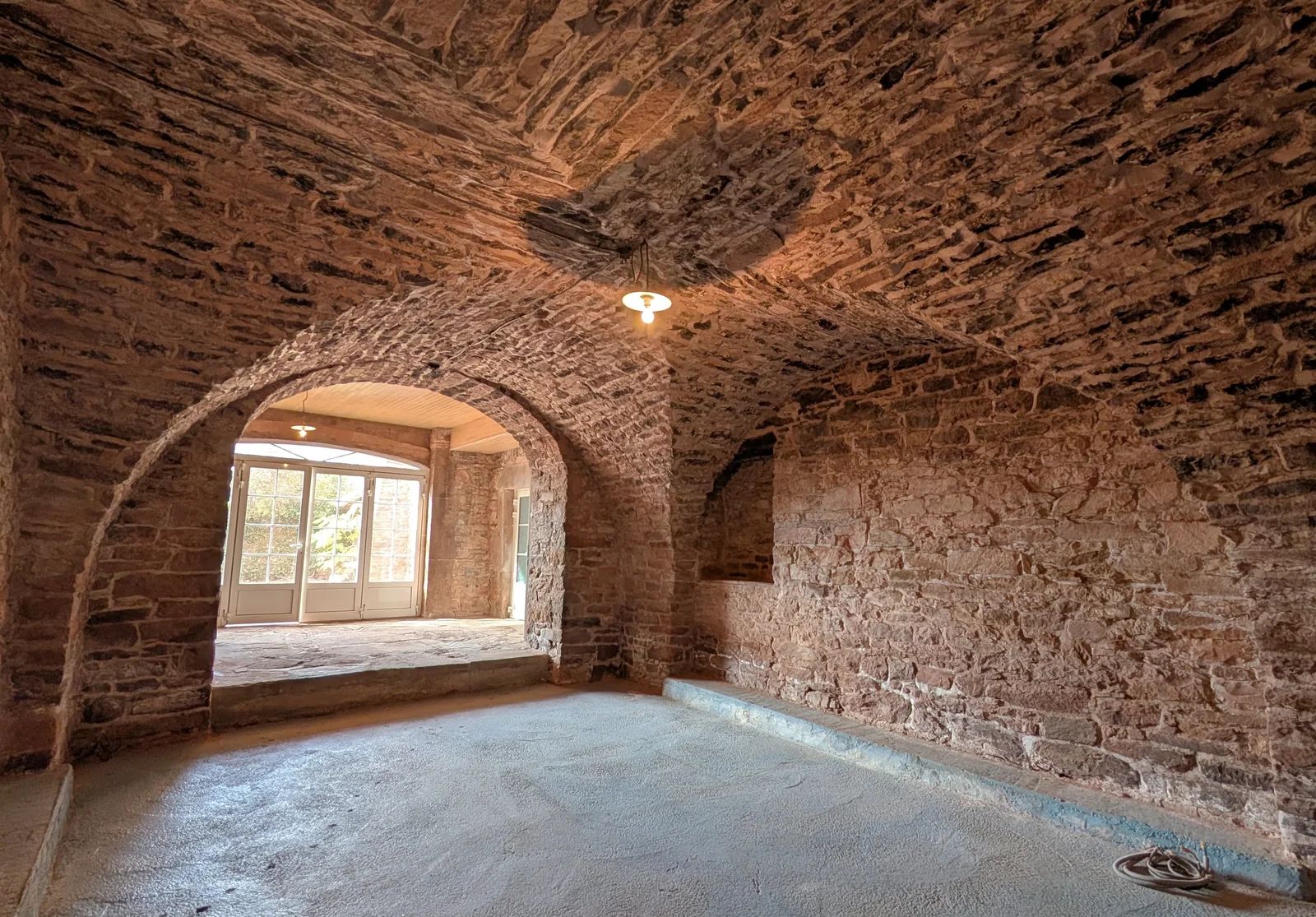 Saal mit Steingewölbe