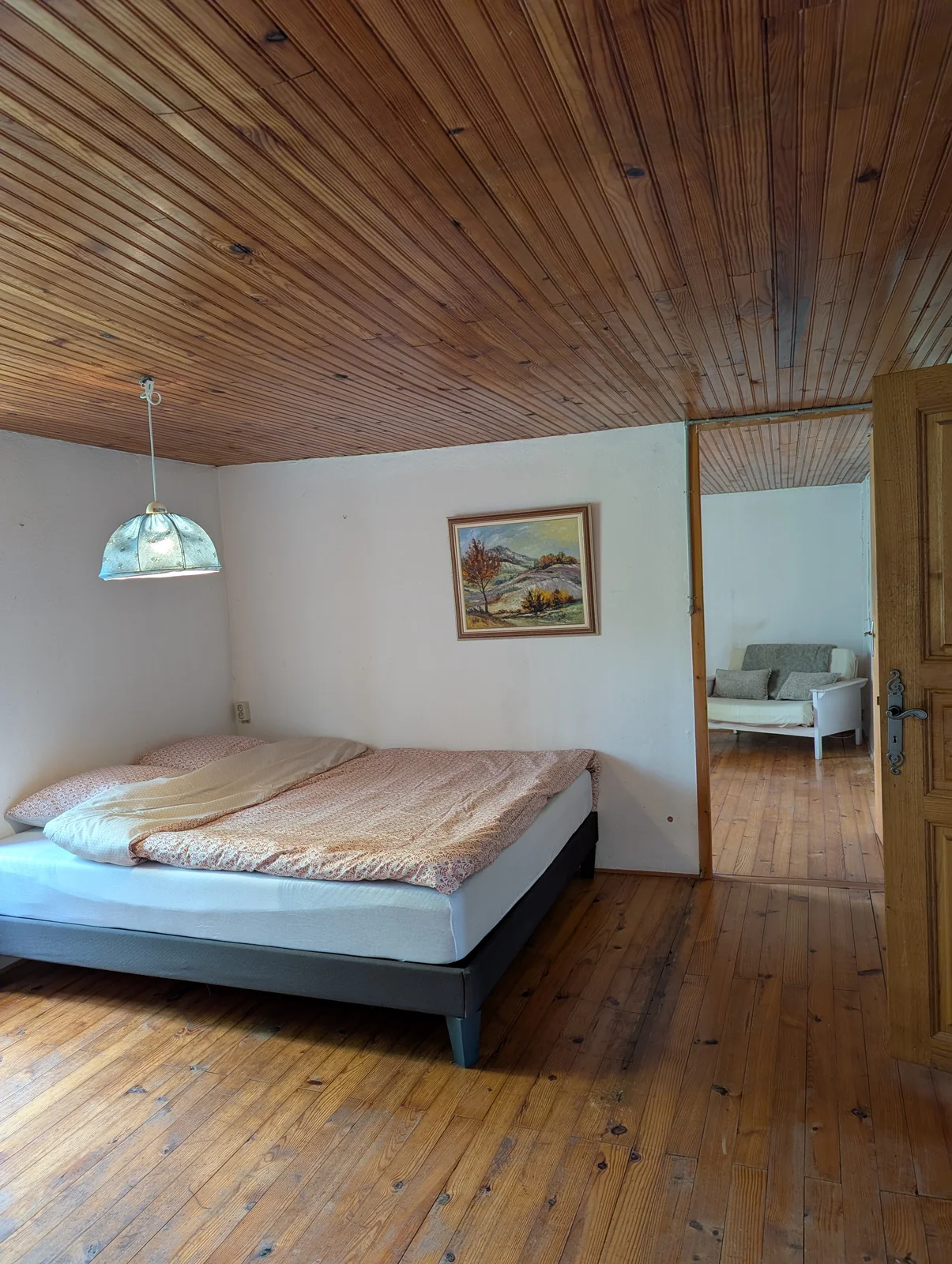 Schlafzimmer mit Holzverkleidung