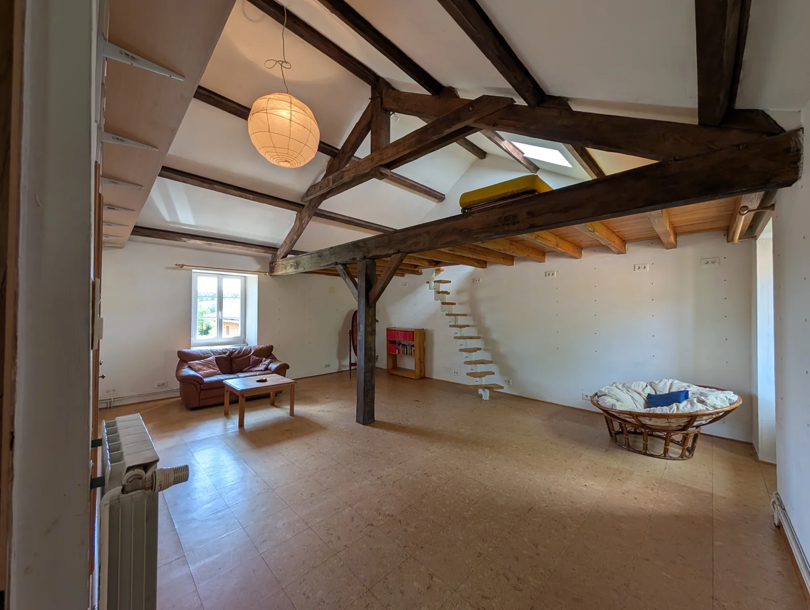 Schlafzimmer mit Galerie im historischen Haus.