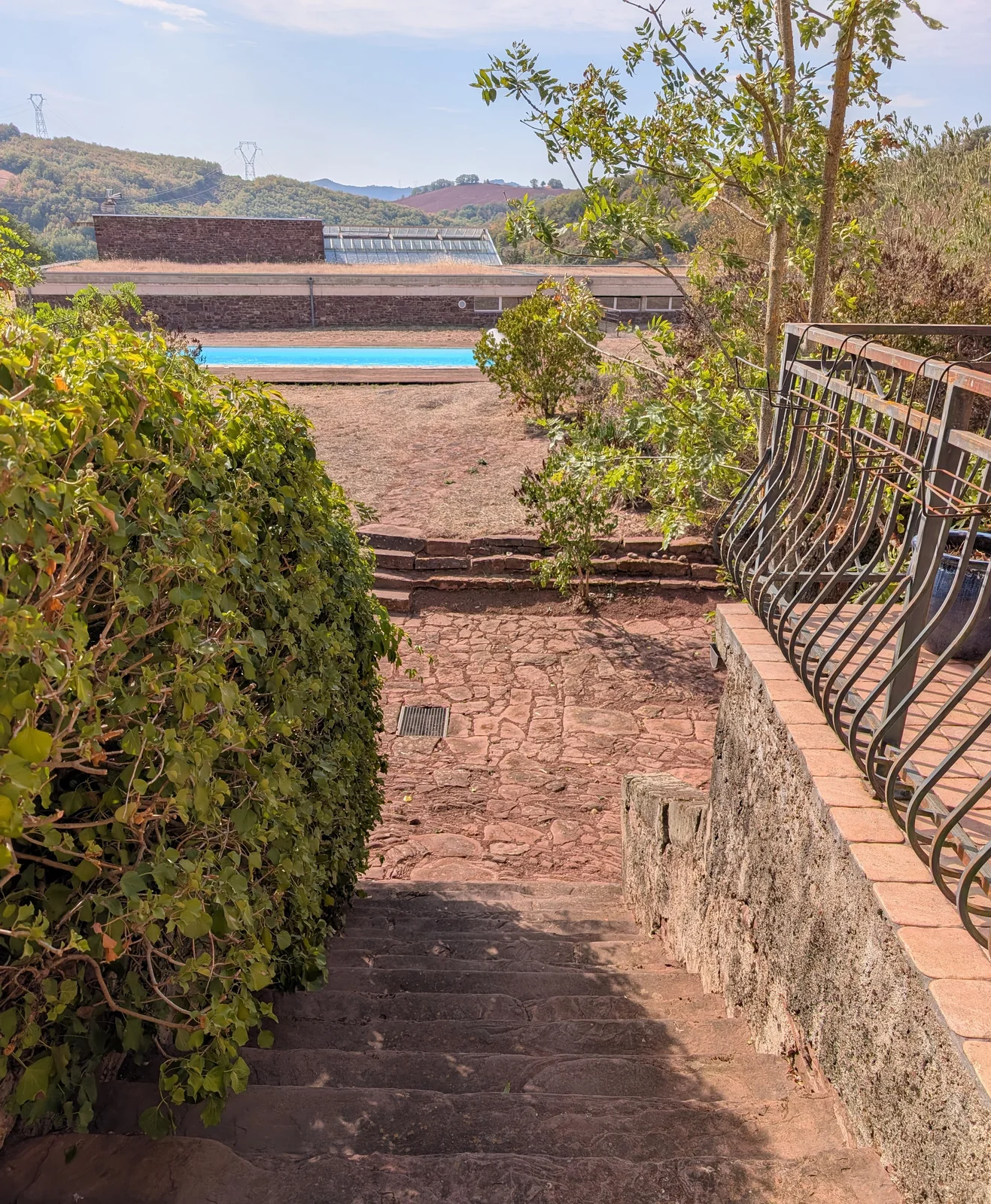 Steinstufen zum Garten und zum Pool