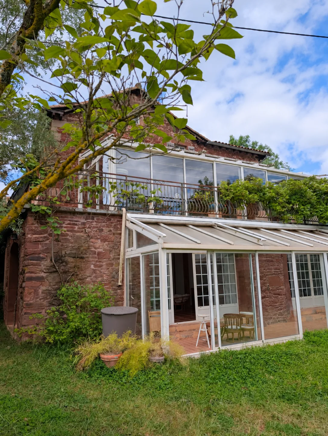 Das historische Haus mit seinen beiden Veranden.