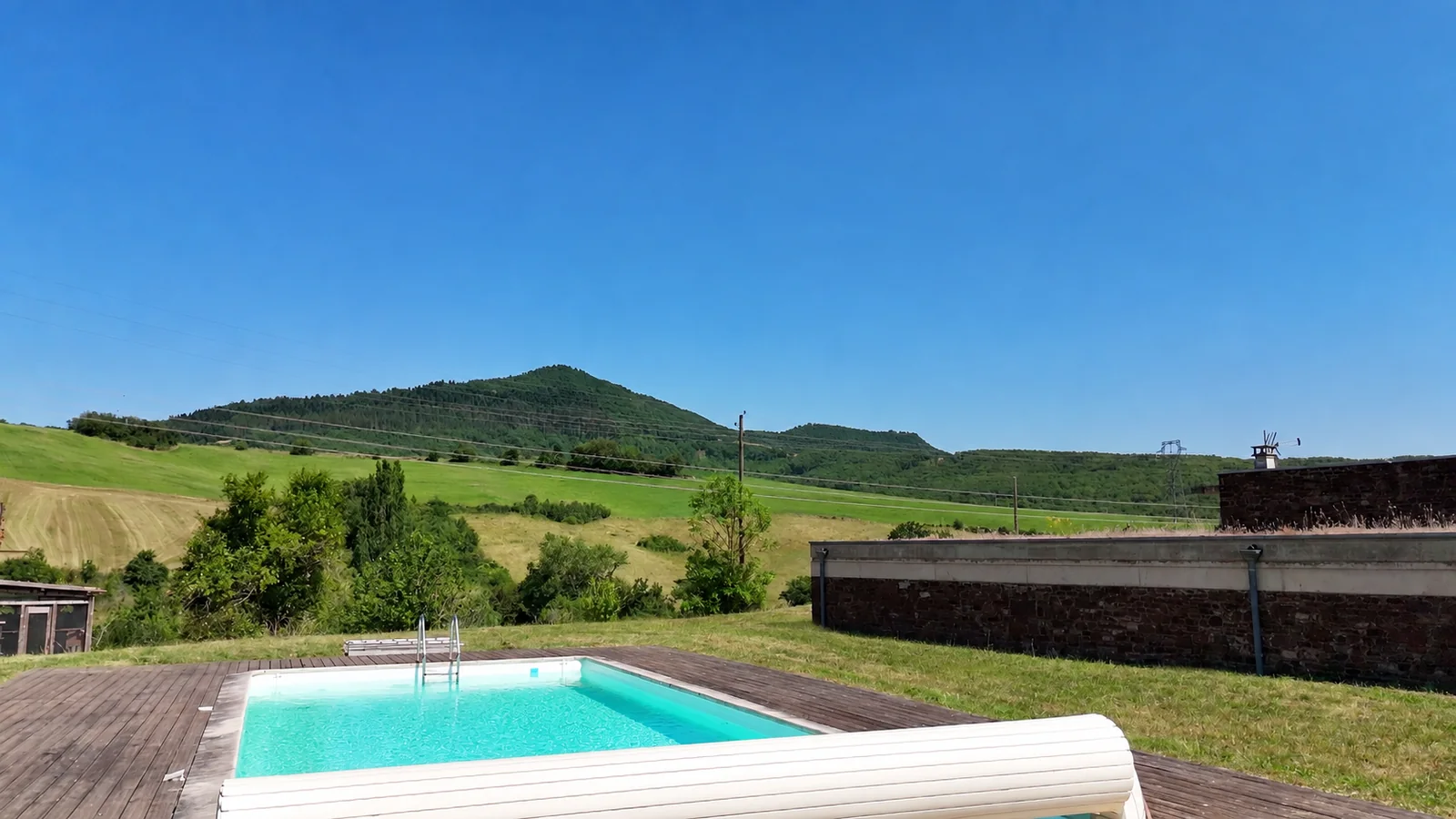 La piscine et les vues dégagées sur les collines, pour les pauses entre les activités.