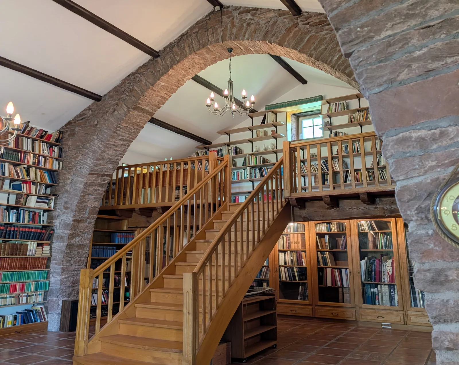 Nach der Restaurierung – aus dem ehemaligen Schafstall ist eine Bibliothek geworden.