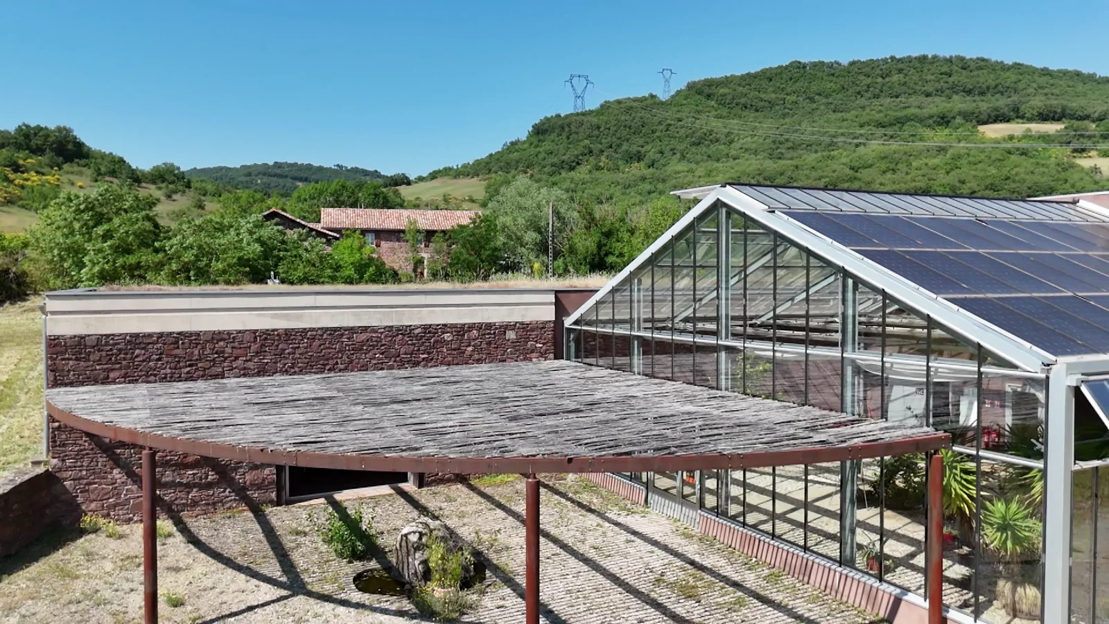 Wintergarten und Pergola, im Hintergrund das historische Haus